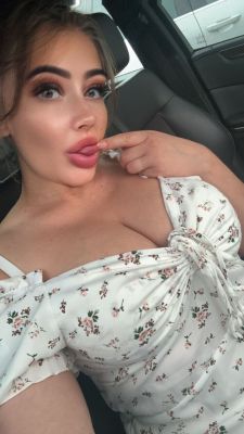 Альбина на авто, ню-фото